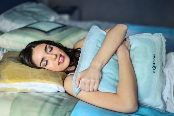Делайте это ровно за 3 часа до сна, чтобы избавиться от бессонницы, советует сомнолог