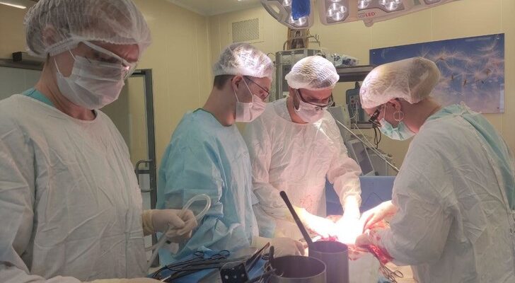 В Челябинске врачи удалили женщине злокачественную опухоль диаметром почти в полметра