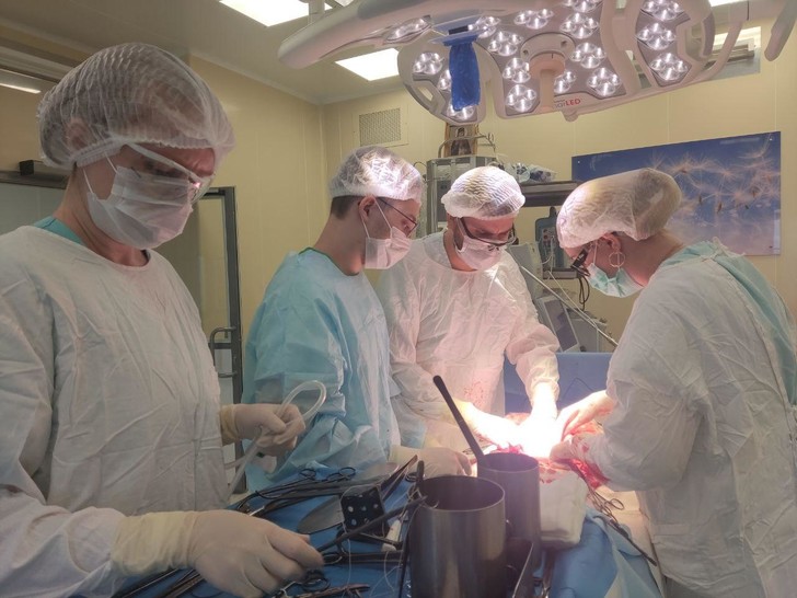 В Челябинске врачи удалили у женщины злокачественную опухоль почти полуметрового диаметра