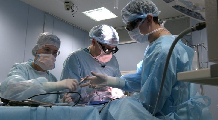 Любая операция — верная смерть: врачи спасли мужчину с раком кишечника и заболеваниями сердца