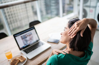 Проверьте, как вы сидите, — из-за этих ошибок развивается синдром «шеи эпохи интернета»