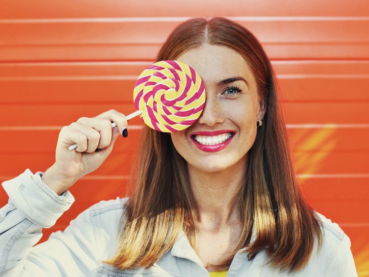 Ученые выяснили, что происходит с мозгом, когда мы едим сладкое и фаст-фуд