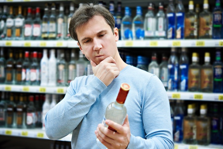 Канадские исследователи назвали одну порцию алкоголя в день, которая увеличивает риск преждевременной смерти