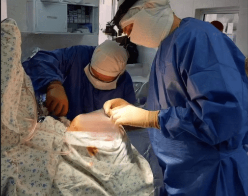 В Югорске хирурги спасли мужчину, которому досками насквозь пробило голову