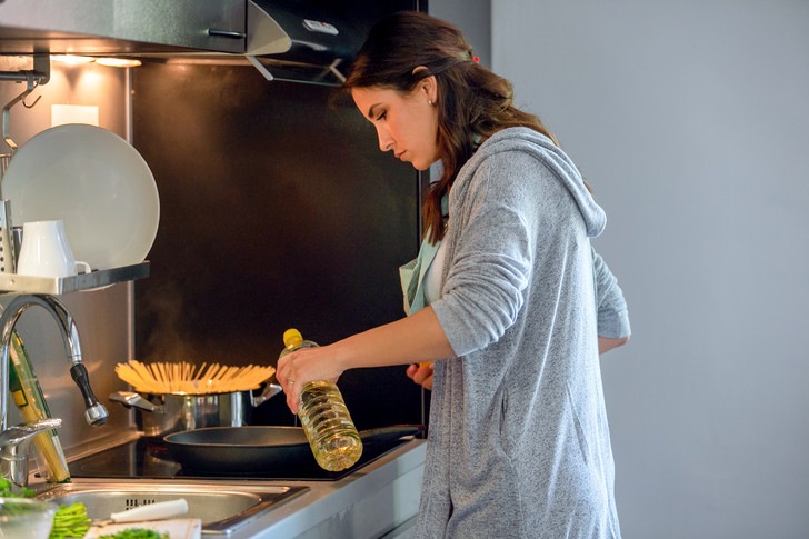 Чего не делать, если обожгла руку на кухне — 6 советов от клиники Майо