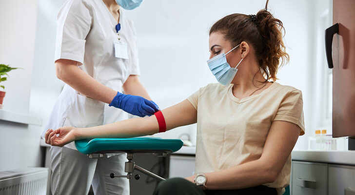 Хирург Путилова назвала 2 маркера общего анализа крови, на которые врачи смотрят в первую очередь