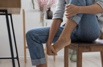 Хирург Зубова объяснила, из-за чего появляются боли в стопах и когда это опасно