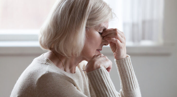 Как начинает меняться личность человека с деменцией: 5 тихих симптомов