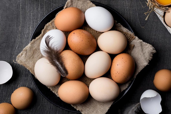 Коричневые или белые: яйца какого цвета на самом деле полезнее