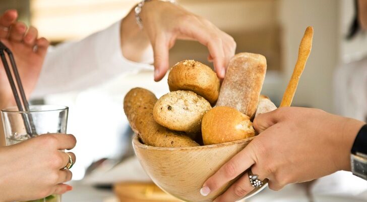 Уловка работает: диетолог объяснила, зачем в некоторых ресторанах бесплатно подают хлеб