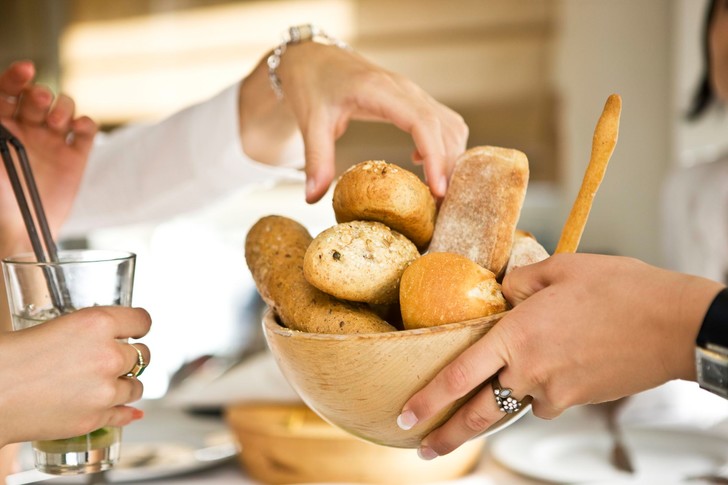 Уловка работает: диетолог объяснила, почему в некоторых ресторанах хлеб подают бесплатно