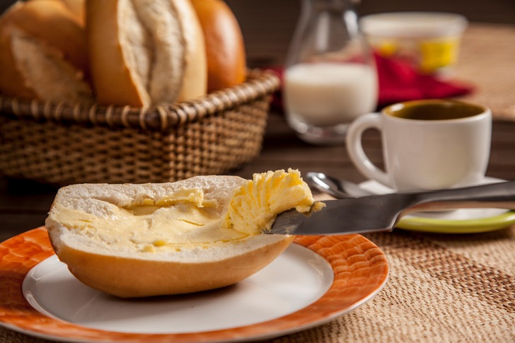 Диетолог Соломатина рассказала, для кого хлеб с маслом может быть ядом