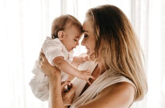 «Материнство — это работа»: врач назвал четыре распространенные болезни молодых мам