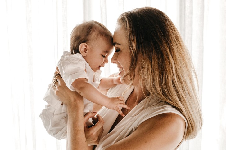 «Материнство — это работа»: врач назвала четыре распространенные болезни молодых мам