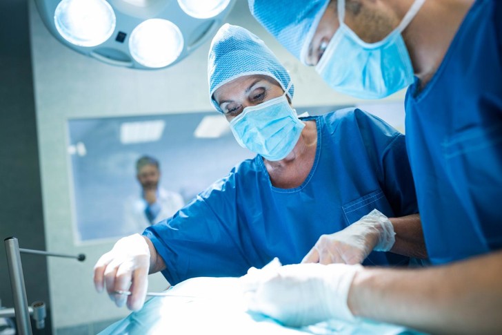В Сочи хирурги оставили скальпель в кишечнике больной раком женщины