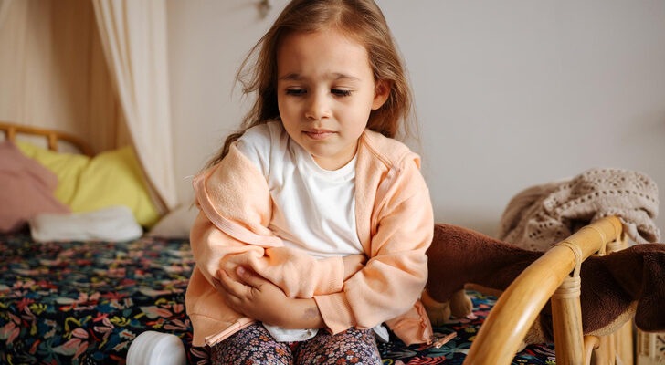 Болит живот у ребенка: 8 симптомов, когда срочно требуется вызвать скорую помощь