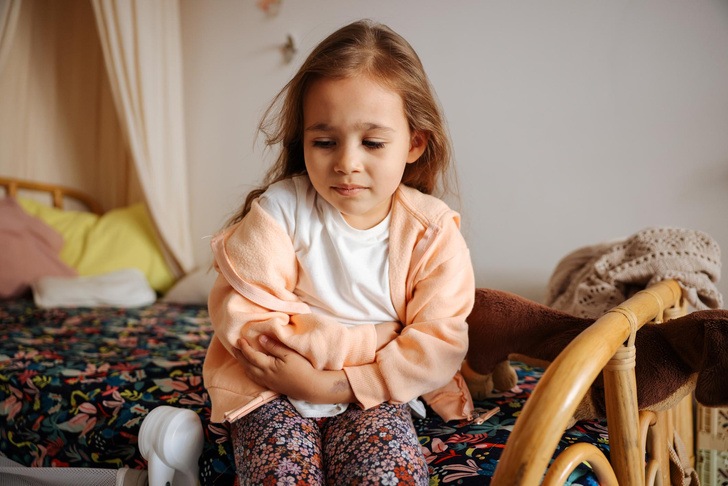 У ребенка болит живот: 8 симптомов, когда нужно срочно вызывать скорую