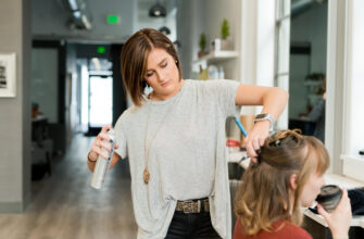 Даже парикмахеры и продавцы: самые опасные женские профессии, которые могут провоцировать рак