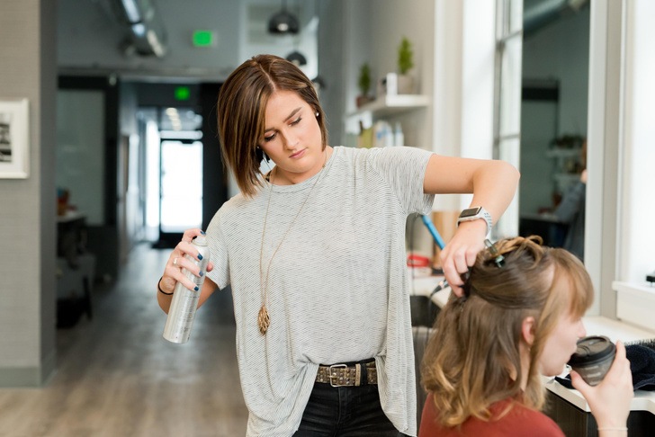 Даже парикмахеры и продавцы: самые опасные профессии для женщин, которые могут спровоцировать рак