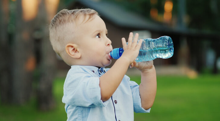 Можно ли пить воду из пластиковой бутылки, если она лежала на солнце или в душной машине