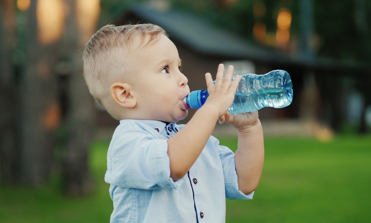 Можно ли пить воду из пластиковой бутылки, если она находилась на солнце или в закрытой машине