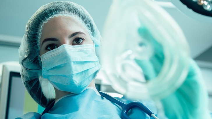 «Женщина-хирург — не женщина и не хирург»: с чем сталкиваются врачи, работающие «не по половому признаку»