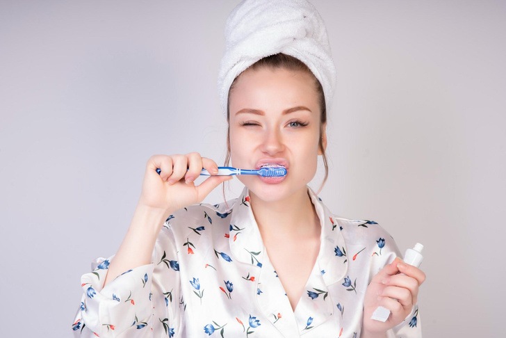 Что происходит с организмом, если не чистить зубы перед сном – объясняет стоматолог