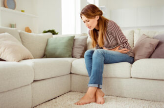 Эту боль в животе опасно глушить обезболивающими — срочно звоните в скорую