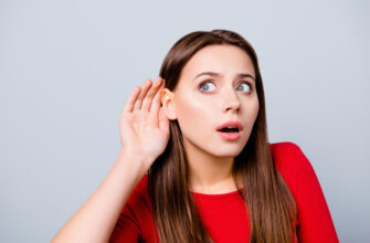 Шум в ушах и трудно разобрать речь женщин: 11 случаев, когда без коррекции слуха уже не обойтись