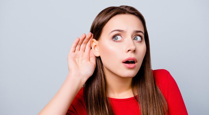 Шум в ушах и трудно разобрать речь женщин: 11 случаев, когда без коррекции слуха уже не обойтись