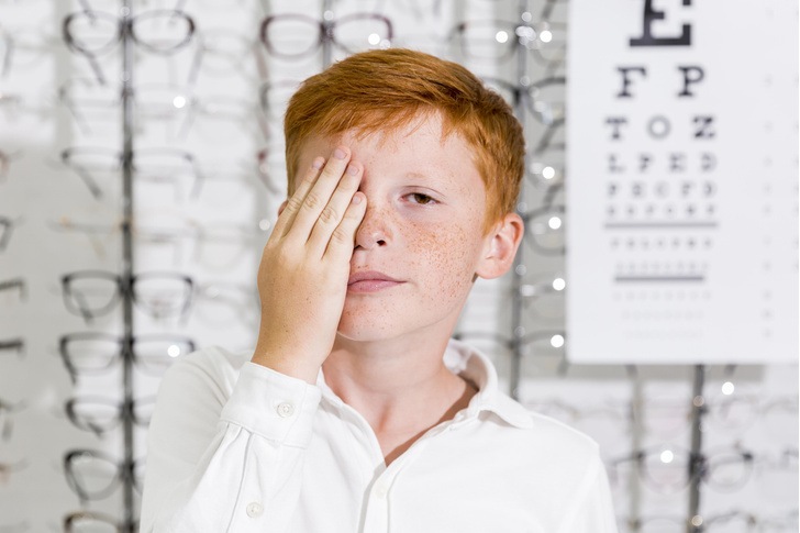 Скоро в школу: как учеба, гаджеты и наследие влияют на зрение детей
