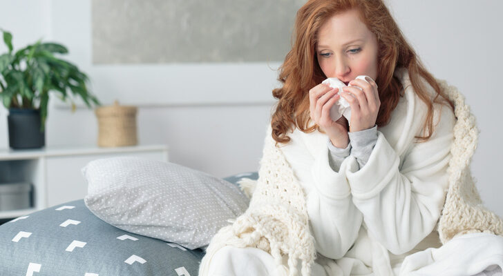Названа лучшая поза для сна, если вы болеете гриппом или ОРВИ