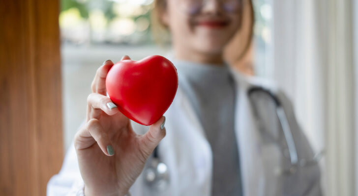 Последствие гипертонии и перенесенных вирусов: почему у взрослых людей находят порок сердца