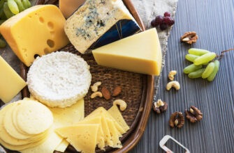 Врач НИИ Склифосовского рассказала, сколько сыра с плесенью можно съесть за день