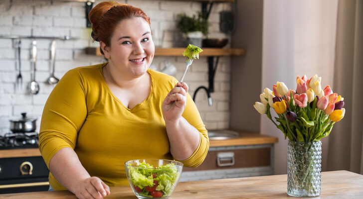 Диетолог Панова объяснила, почему ананас, отказ от жирного и ходьба не помогут похудеть