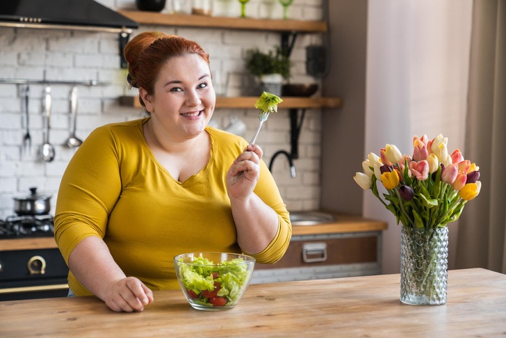 Диетолог Панова объяснила, почему ананасы, отказ от жирной пищи и ходьба не помогут похудеть