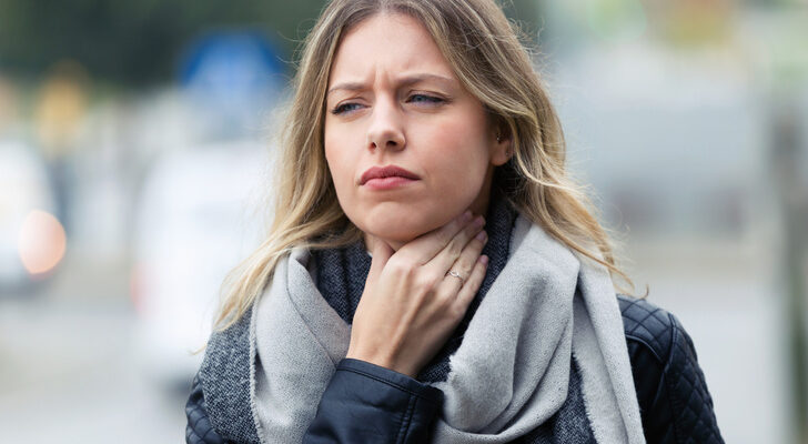 Отоларинголог рассказала, чем можно полоскать больное горло, а что может сильно навредить