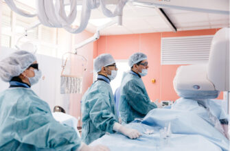 В Центре Мешалкина спасли юношу с расслоением аорты: он ударился грудью, врезавшись в коня