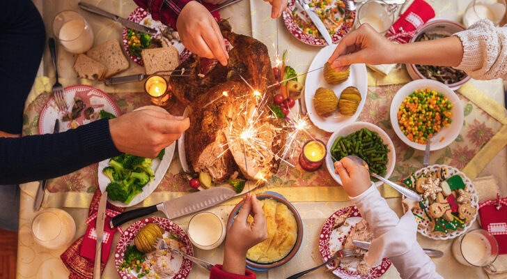 Праздники проведете в больнице: эти блюда нельзя есть детям за новогодним столом