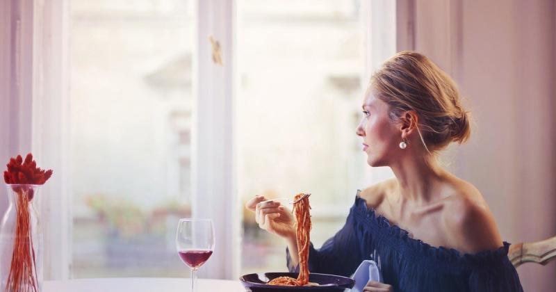 4 вредные привычки в еде, о которых следует забыть, когда вам за 50