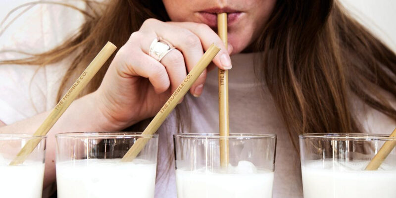 Почему людям с непереносимостью лактозы все же советуют пить коровье молоко