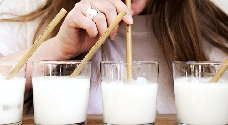 Почему людям с непереносимостью лактозы все же советуют пить коровье молоко