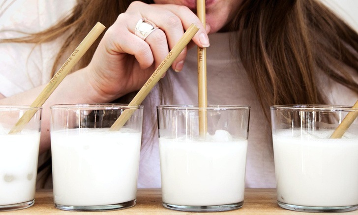 Почему людям с непереносимостью лактозы рекомендуется пить молоко