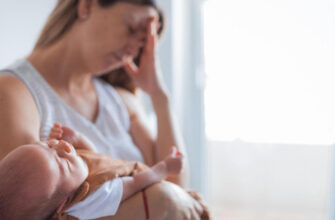 Прогнали из раздевалки фитнес-клуба: почему именно женщин раздражают матери, кормящие грудью