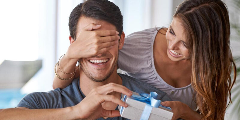 Психолог Ерин объяснил, какому подарку мужчина точно будет рад