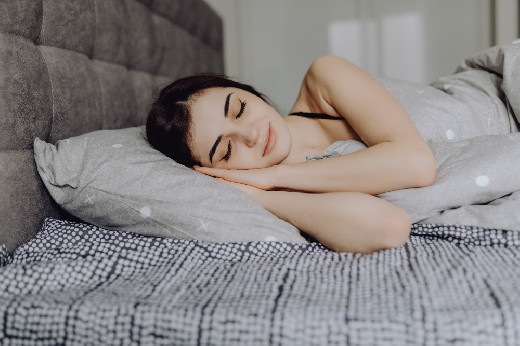 Расслабляющие слова способны замедлять сердцебиение во время сна