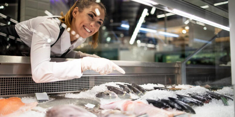 Ткните в нее пальцем: биолог Мануков назвал верный способ выбрать свежую рыбу