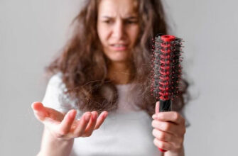 Трихолог Гайдачук назвала распространенные причины выпадения волос