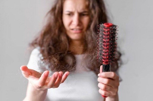 Трихолог Гайдачук назвала распространенные причины выпадения волос