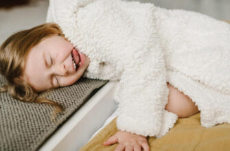 3-летняя девочка с редкой болезнью ест стекло, обои и мебель